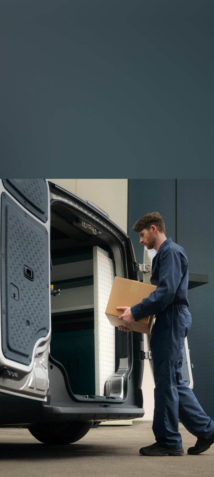 Lieferfahrer beim Entladen von Paketen aus dem hinteren Bereich des Kia PV5 Cargo.